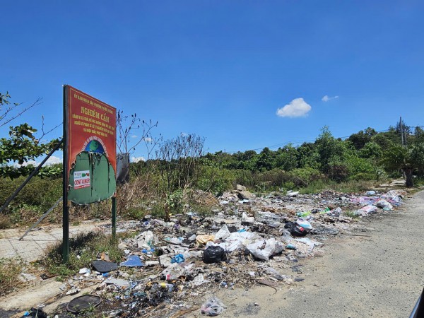 Bãi biển ở TP.HCM ngập trong 'biển' rác nhựa trắng xóa kéo dài cả trăm mét