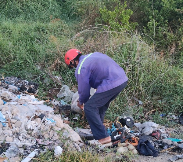 Bãi biển ở TP.HCM ngập trong 'biển' rác nhựa trắng xóa kéo dài hàng trăm mét