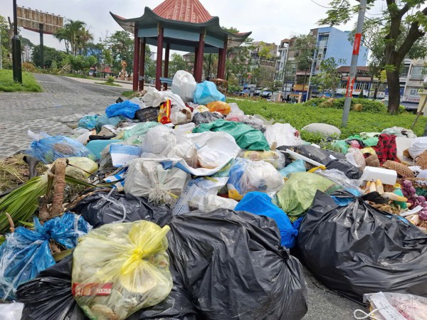 Bãi rác cạnh công viên Bãi rác cạnh công viên
