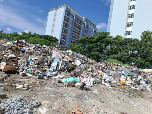 Bãi rác ngay khu lưu trú công nhân Bãi rác ngay khu lưu trú công nhân