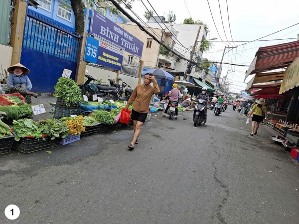 Bày hàng mua bán tràn lan trên vỉa hè, lòng đường