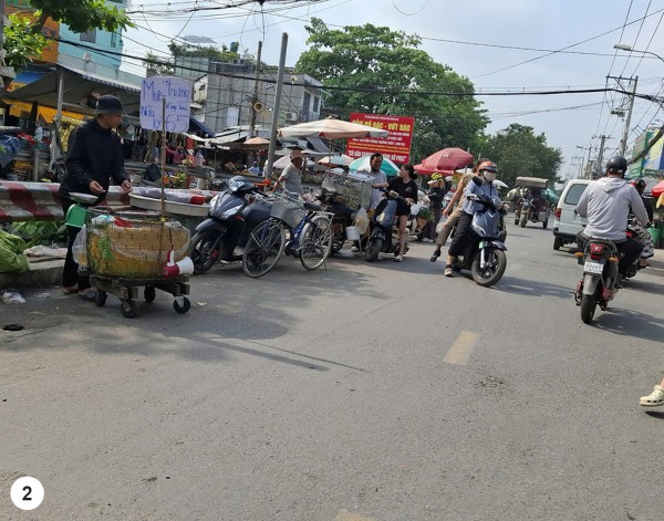 Bày hàng mua bán tràn lan trên vỉa hè, lòng đường