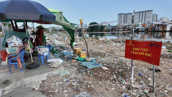 Bờ bắc kênh Đôi ngập rác sau giải tỏa, người dân ngán ngẩm 'có biển cấm, người ta vẫn đổ'