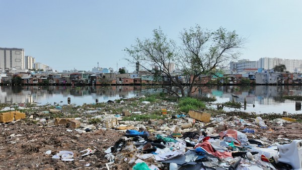 Bờ bắc kênh Đôi ngập rác sau giải tỏa, người dân ngán ngẩm 'có biển cấm, người ta vẫn đổ'