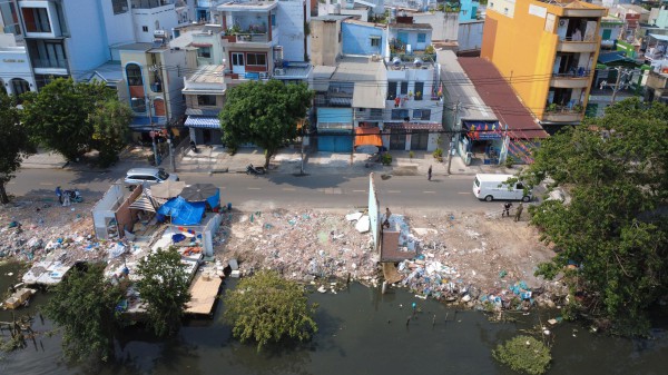 Bờ bắc kênh Đôi ngập rác sau giải tỏa, người dân ngán ngẩm 'có biển cấm, người ta vẫn đổ'