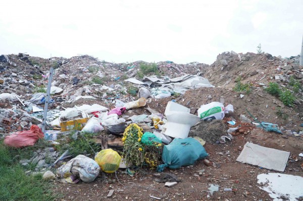 Bờ kè sông Dinh biến thành bãi rác vì nạn đổ trộm Bờ kè sông Dinh biến thành bãi rác vì nạn đổ trộm
