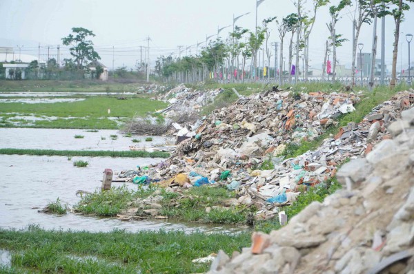Bờ kè sông Dinh biến thành bãi rác vì nạn đổ trộm Bờ kè sông Dinh biến thành bãi rác vì nạn đổ trộm