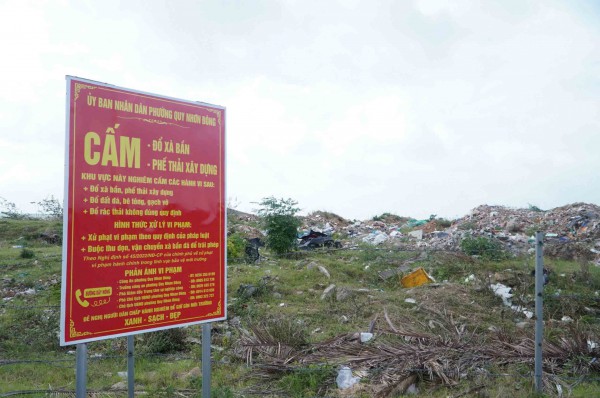 Bờ kè sông Dinh biến thành bãi rác vì nạn đổ trộm Bờ kè sông Dinh biến thành bãi rác vì nạn đổ trộm