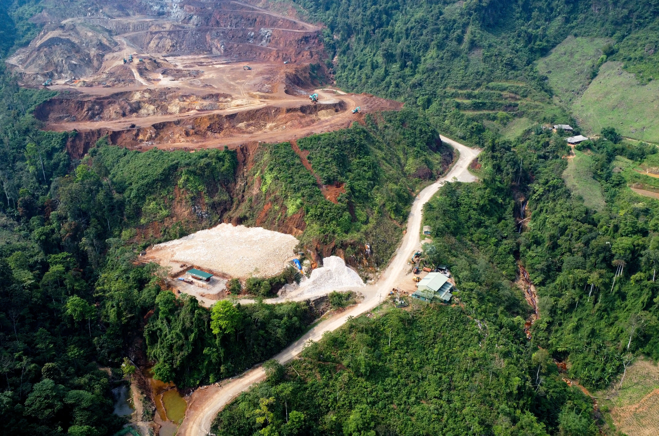 'Bức tử' dòng suối huyết mạch ở Hà Giang