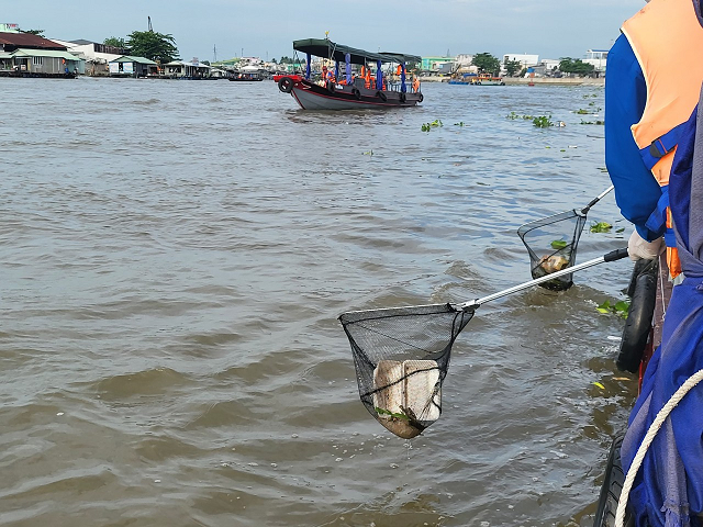 Cần Thơ : Lễ ra quân vệ sinh môi trường chợ nổi Cái Răng.
