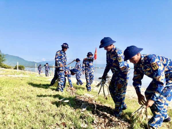 Cán bộ, đoàn viên Lữ đoàn 957 ra quân “Ngày chủ nhật xanh”