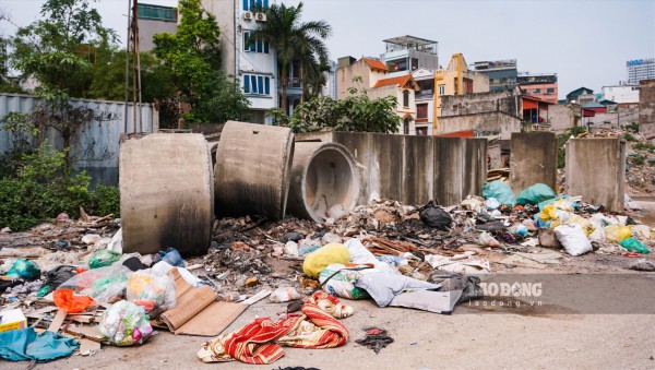 Cận cảnh những "núi" rác thải khổng lồ tại con đường nghìn tỉ của Thủ đô