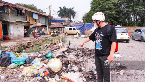 Cận cảnh những "núi" rác thải khổng lồ tại con đường nghìn tỉ của Thủ đô