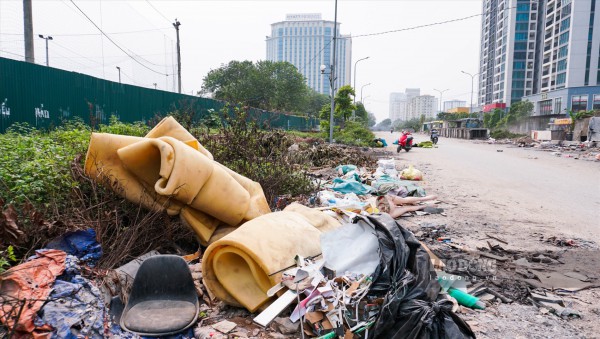 Cận cảnh những "núi" rác thải khổng lồ tại con đường nghìn tỉ của Thủ đô