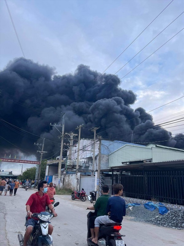 Cháy lớn tại xưởng sản xuất keo ở Long An
