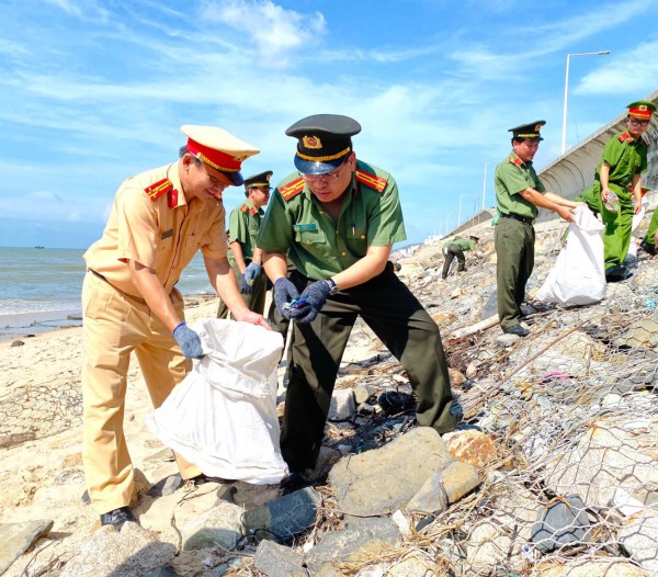Công an tỉnh Bà Rịa - Vũng Tàu ra quân trồng cây xanh và dọn rác bãi biển