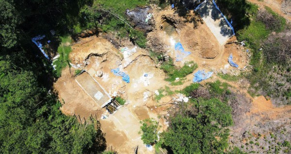 'Công trường' khai thác vàng trái phép giữa rừng 'Công trường' khai thác vàng trái phép giữa rừng