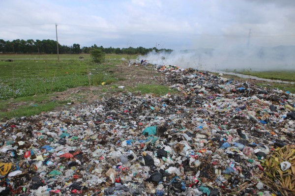 Dân kêu trời vì hàng tấn rác chất như núi ở bãi trung chuyển