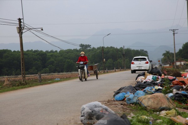 Dân kêu trời vì hàng tấn rác chất như núi ở bãi trung chuyển