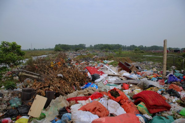 Dân kêu trời vì hàng tấn rác chất như núi ở bãi trung chuyển