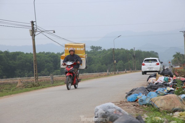 Dân kêu trời vì hàng tấn rác chất như núi ở bãi trung chuyển