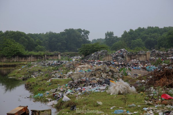 Dân kêu trời vì hàng tấn rác chất như núi ở bãi trung chuyển