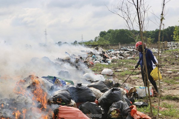 Dân kêu trời vì hàng tấn rác chất như núi ở bãi trung chuyển