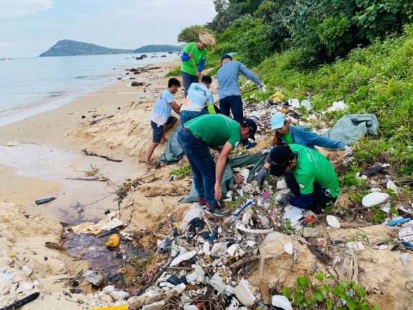 Du khách nước ngoài phàn nàn về rác thải tại Phú Quốc: Dịch vụ tuyệt vời nhưng bãi biển toàn là rác!