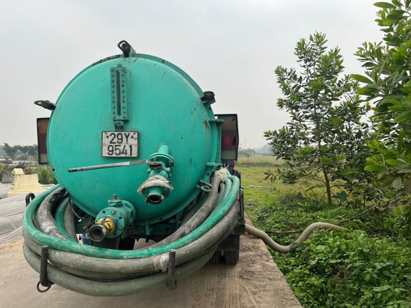 Hà Nội: Bắt quả tang xe hút phân bùn bể phốt xả thải ra môi trường