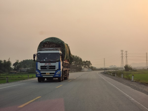 Hà Tĩnh: Cần kiểm tra, xử lý tình trạng ô nhiễm từ các dàn xe chở dăm gỗ