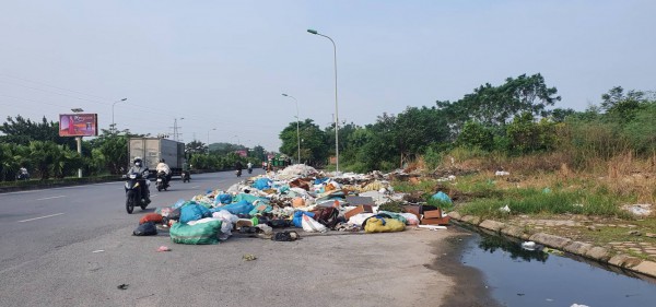 Hà Đông - Hà Nội: Rác, phế thải xây dựng bùa vây phố Nguyễn Trác
