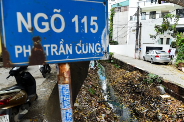 Kênh, mương nước ô nhiễm lộ thiên giữa lòng Hà Nội: Ngập ngụa rác, nước thải đen ngòm