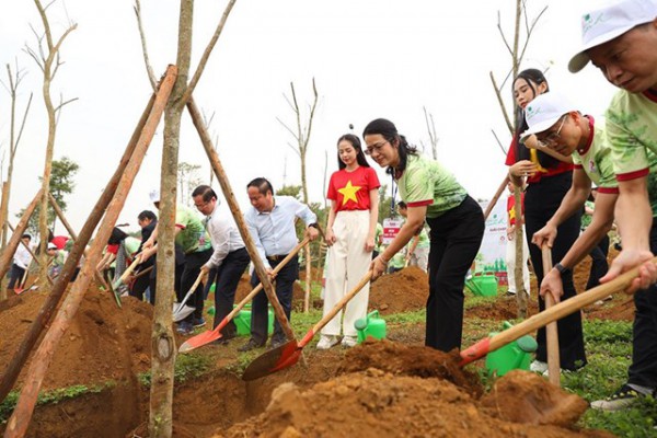 Lai Châu phát động trồng cây “Vì tương lai xanh” và trao tặng 1 tỷ đồng mua cây xanh