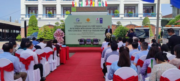 Lễ bàn giao và tiếp nhận xe điện bốn bánh chuyên dùng thu gom rác thải tại thành phố Huế