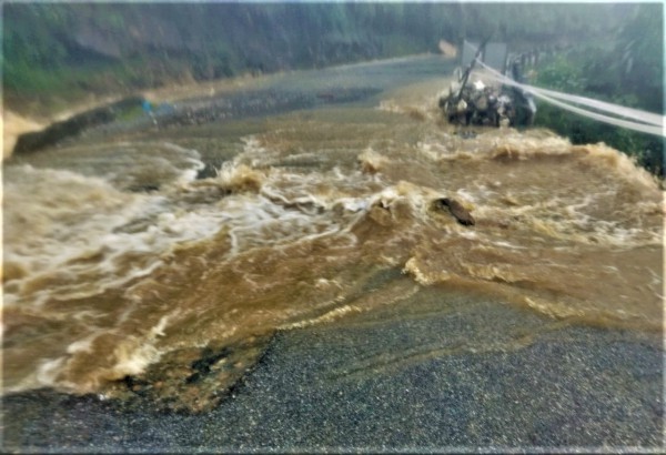 Mưa lớn gây sạt lở đất đá, chia cắt giao thông tại huyện miền núi của Quảng Nam