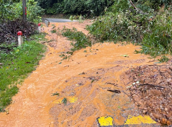 Mưa lớn gây sạt lở đất đá, chia cắt giao thông tại huyện miền núi của Quảng Nam