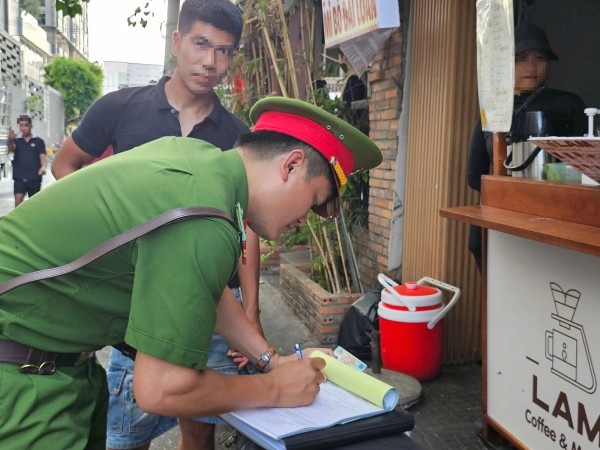 Người dân TP.HCM bức xúc vì mùi hôi từ điểm bán gia cầm, phường ra quân xử lý