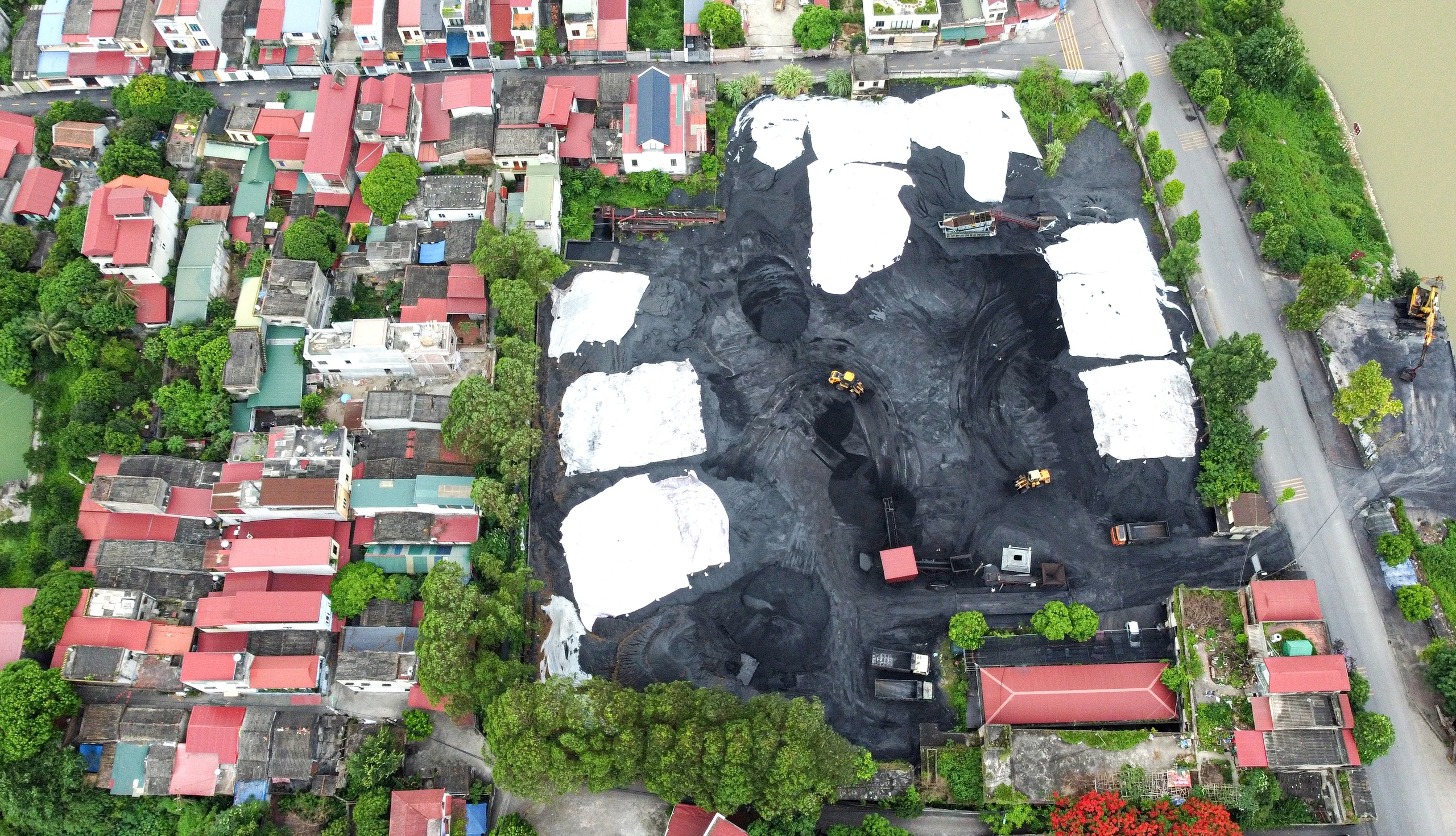 Người dân sống khổ bên bãi than khổng lồ: Đoàn kiểm tra tỉnh Bắc Ninh nói gì?