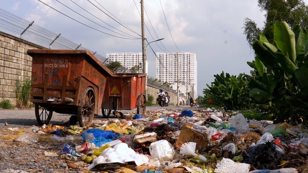 Người dân vật vã né ổ gà, chịu đựng rác thải hôi thối suốt 20 năm