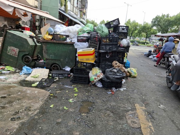 Nhiều điểm tập kết rác trước nhà dân Nhiều điểm tập kết rác trước nhà dân