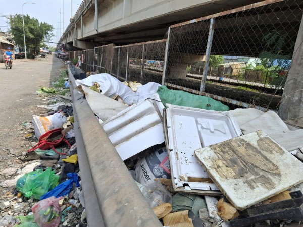Nhiều điểm tập kết rác trước nhà dân Nhiều điểm tập kết rác trước nhà dân