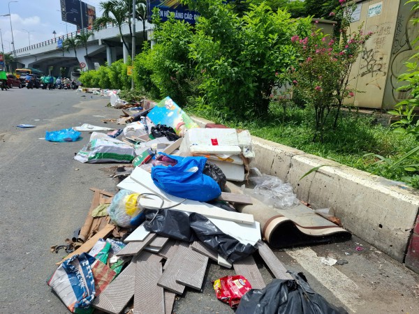 Nhiều miệng cống thoát nước bị rác thải bít kín
