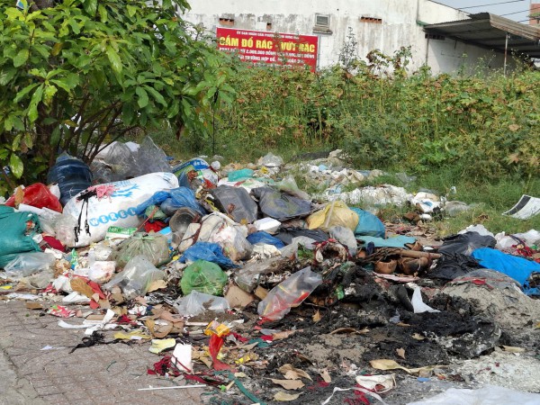 Nhiều nơi có bảng cấm vẫn đổ rác