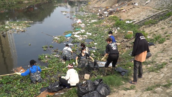 Nhóm Hà Nội Xanh dọn rác đem lại sự trong lành cho dòng sông “chết” Nhóm Hà Nội Xanh dọn rác đem lại sự trong lành cho dòng sông “chết”