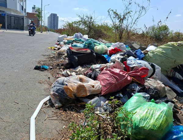 Những bãi rác thải gần trường học