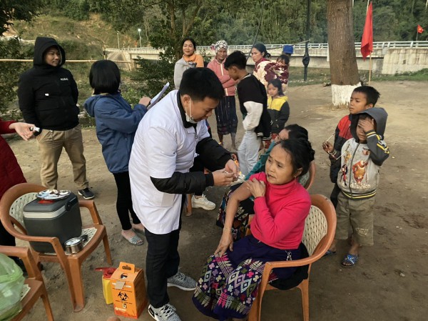 “Những chiến sĩ áo Blouse trắng” đưa vaccine phòng Covid-19 đến với người dân biên giới Quảng Bình