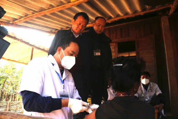 “Những chiến sĩ áo Blouse trắng” đưa vaccine phòng Covid-19 đến với người dân biên giới Quảng Bình