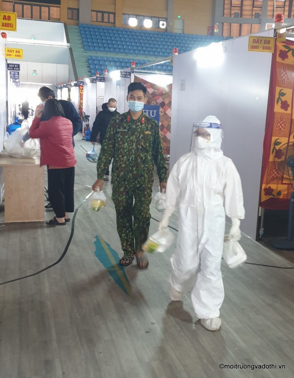 Những người gom rác trong bệnh viện dã chiến tỉnh Bắc Giang