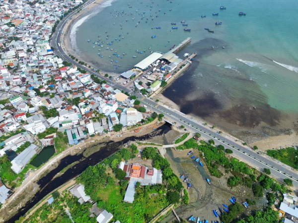 Nước rỉ rác 'tấn công' biển Nha Trang: Dòng nước ô nhiễm chảy xuyên khu dân cư