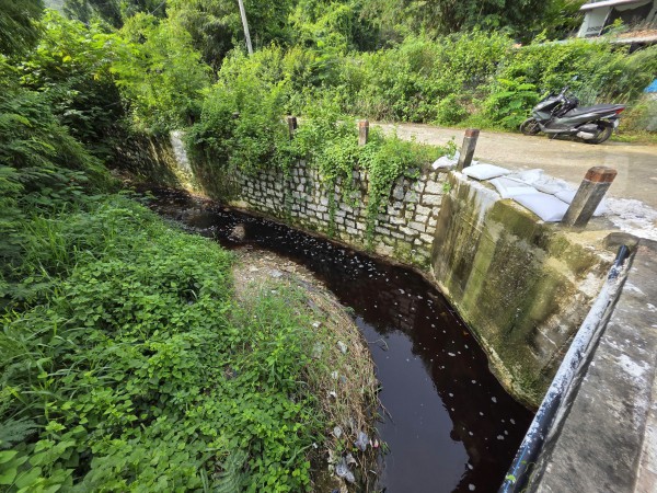 Nước rỉ rác 'tấn công' biển Nha Trang: Dòng nước ô nhiễm chảy xuyên khu dân cư